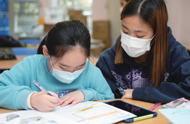 Photo of supporting underpriviled children having to learn at home when schools closed